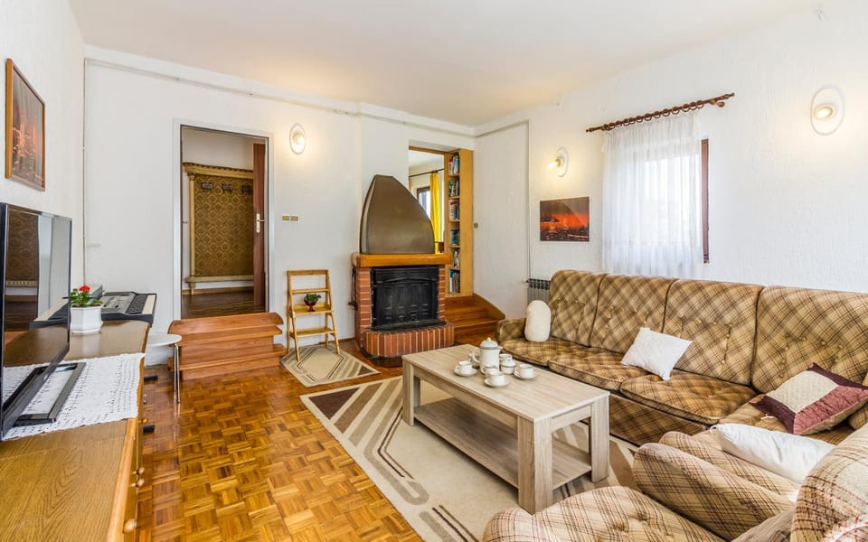 Communal lounge/ TV room, Living room, Seating area
