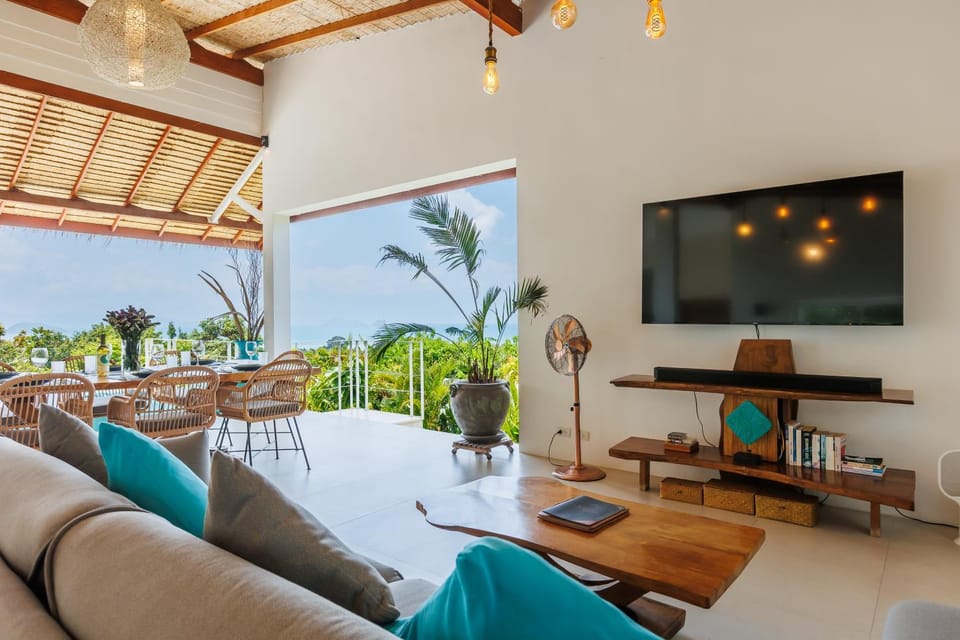 Communal lounge/ TV room, Day, Natural landscape, TV and multimedia, View (from property/room), Balcony/Terrace, Living room, Seating area, Sea view