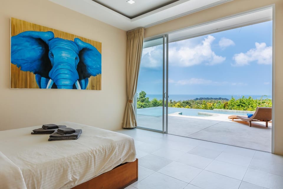 Bed, Natural landscape, View (from property/room), Balcony/Terrace, Pool view, Sea view, Swimming pool, sunbed, towels