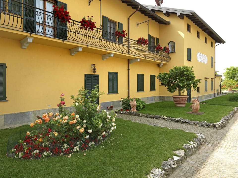 Facade/entrance, Garden, Decorative detail, Garden view