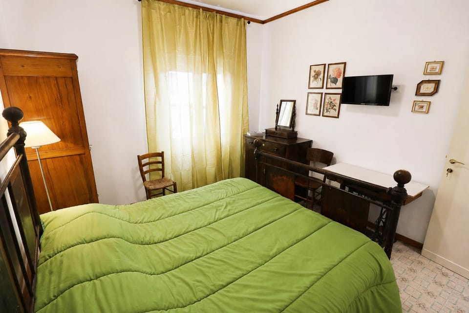 Bed, TV and multimedia, Photo of the whole room, Bedroom