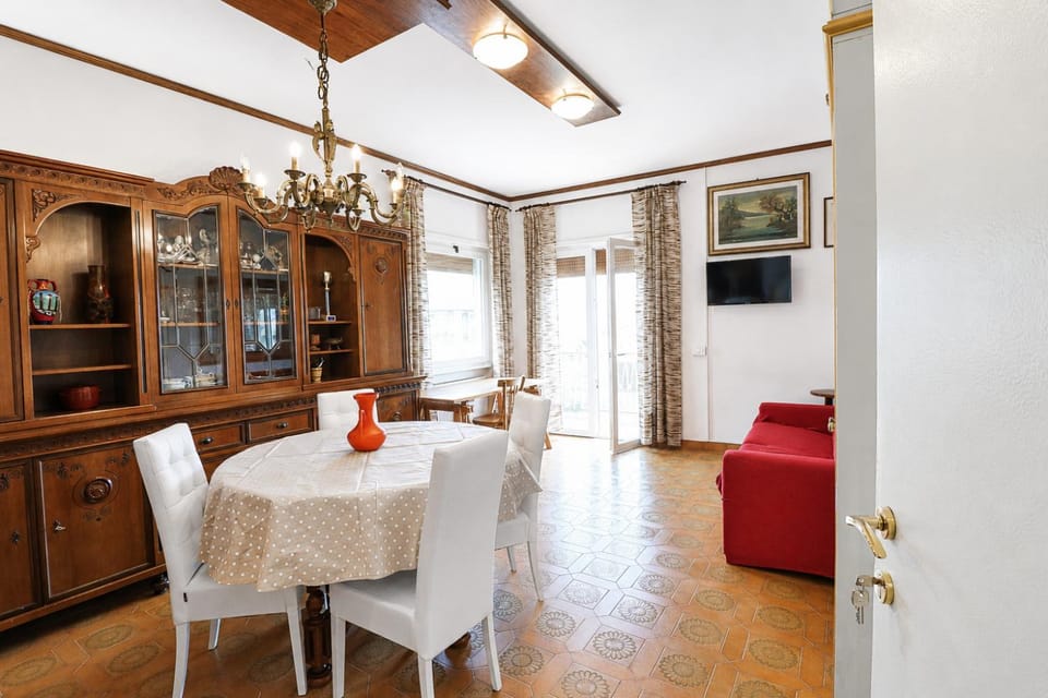 TV and multimedia, Living room, Seating area, Dining area