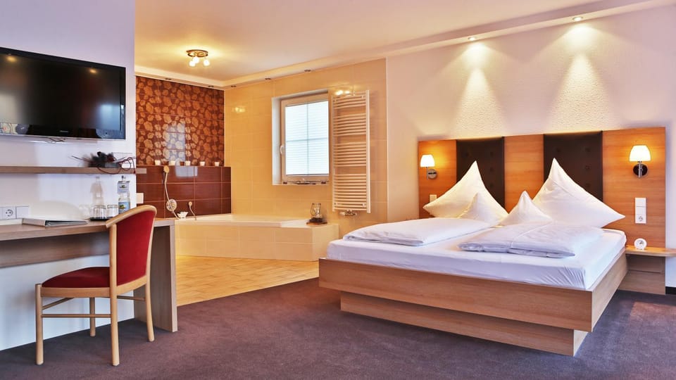 Bed, TV and multimedia, Photo of the whole room, Bedroom, Bath