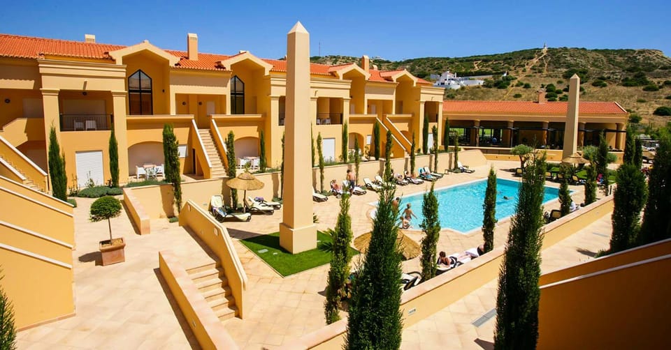 Property building, Restaurant/places to eat, Pool view, Swimming pool, sunbed