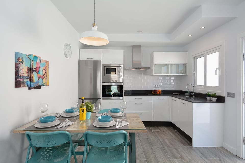 Kitchen or kitchenette, Dining area
