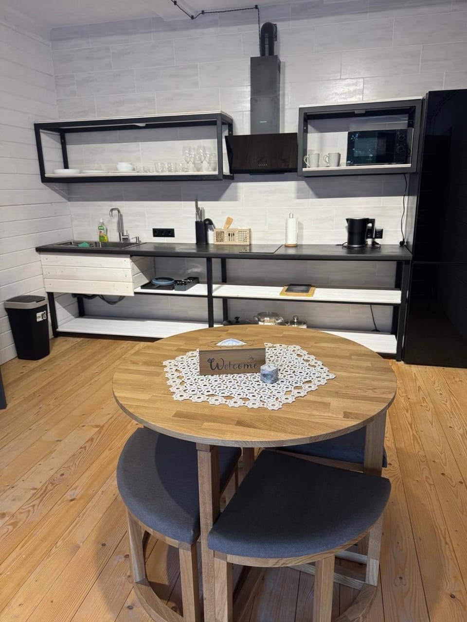 Kitchen or kitchenette, Dining area, stove