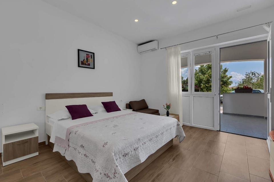 Bed, air conditioner