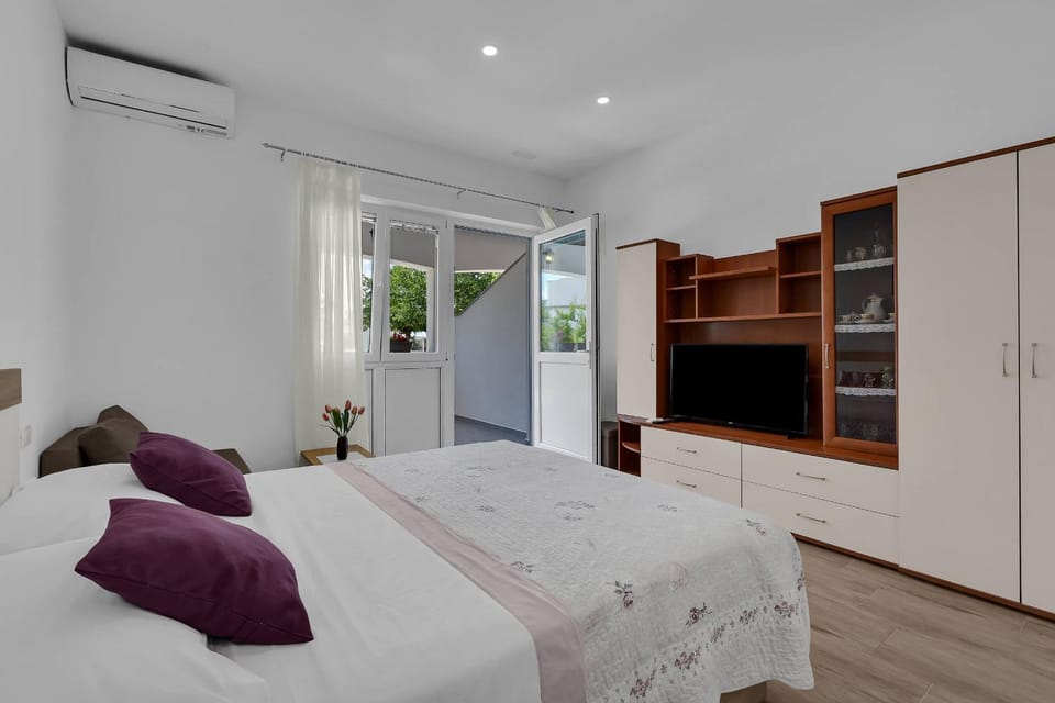 TV and multimedia, Bedroom, air conditioner