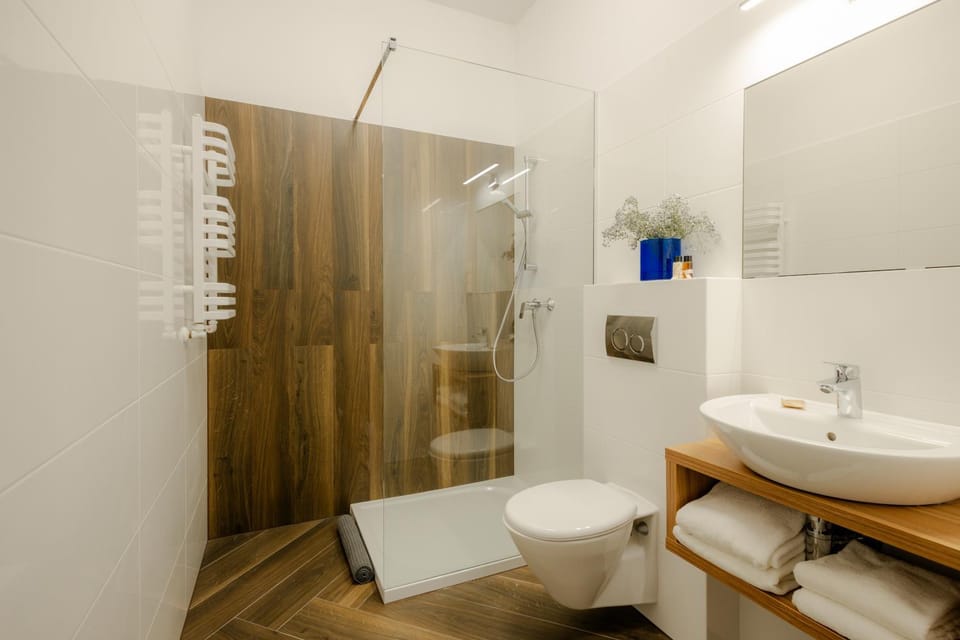 Shower, Toilet, Bathroom, towels