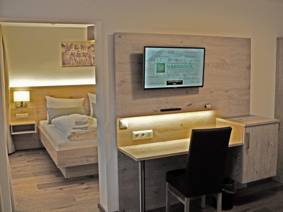 TV and multimedia, Photo of the whole room, Seating area, Bedroom
