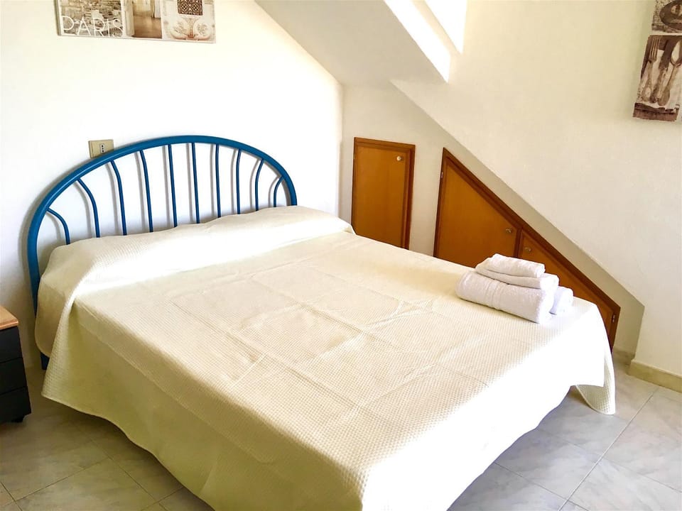 Bedroom, cot