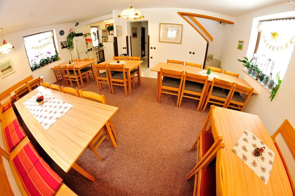 Restaurant/places to eat, Coffee/tea facilities, Kitchen or kitchenette, Dining area, Food