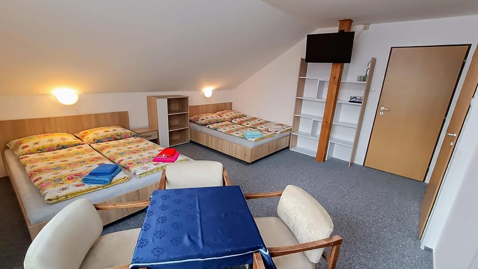 Bed, Seating area