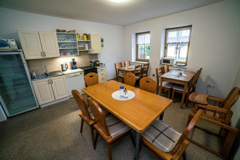 Restaurant/places to eat, Kitchen or kitchenette, Dining area, Communal kitchen, kitchen, kitchen