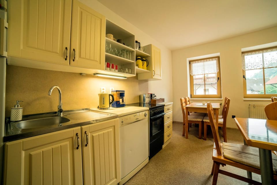 Kitchen or kitchenette, Dining area, Communal kitchen