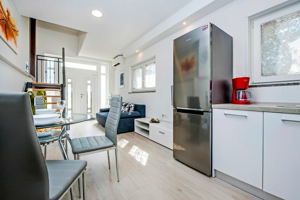 Kitchen or kitchenette, Living room, Seating area, Dining area