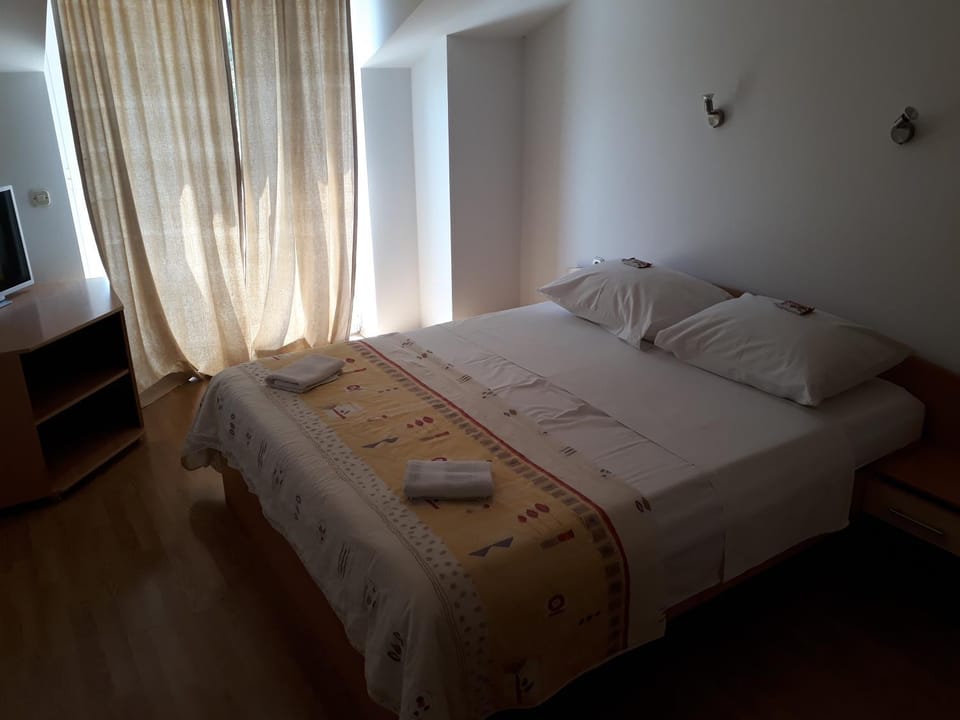 Bed, TV and multimedia, Bedroom, towels