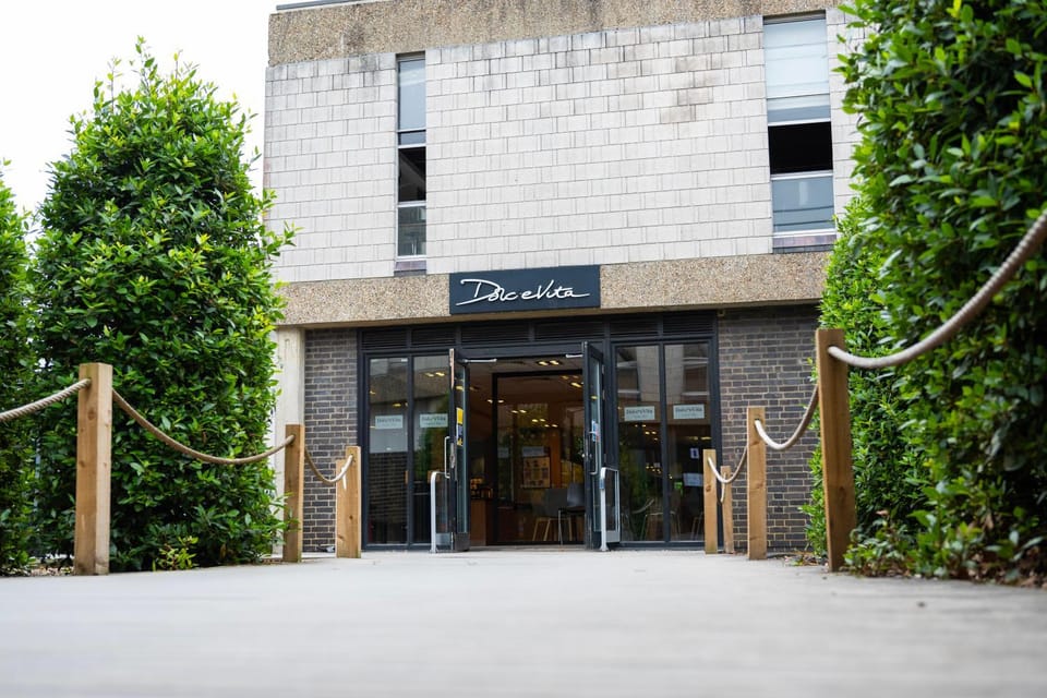 Restaurant/places to eat, Facade/entrance, Breakfast