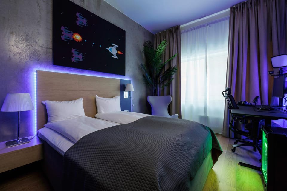 Bed, TV and multimedia, Bedroom