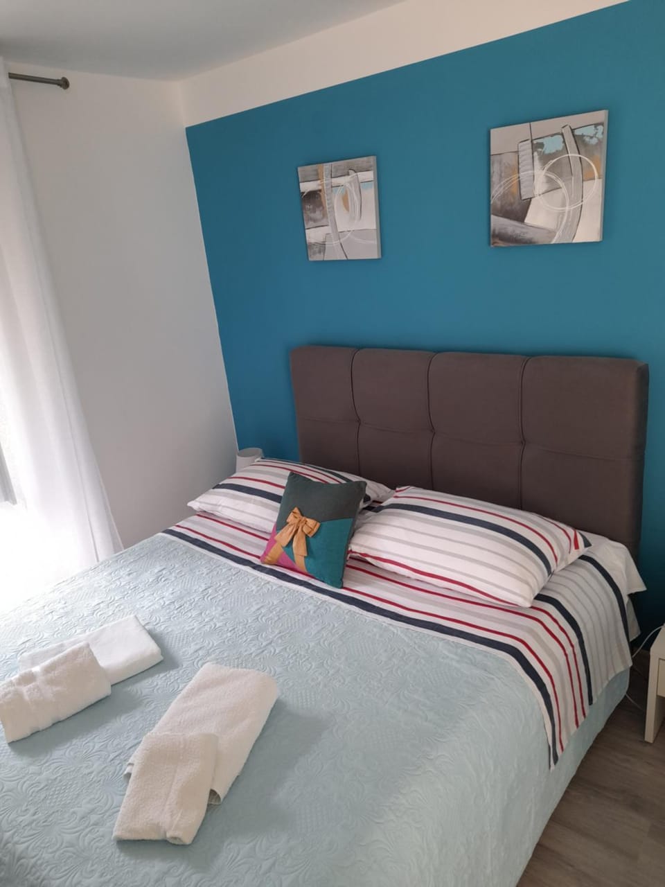 Bed, towels