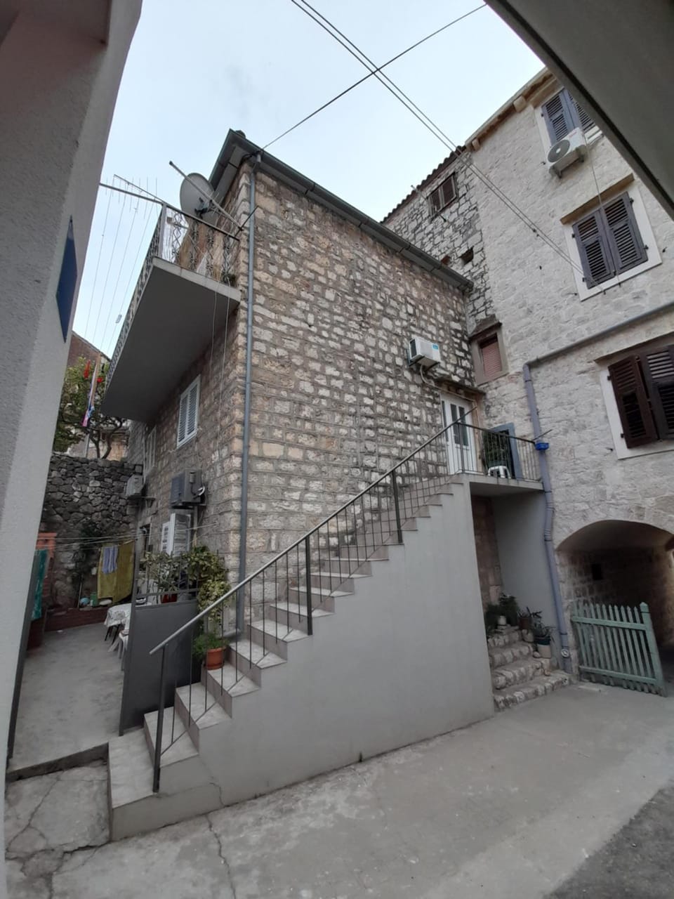 Property building, Day, Neighbourhood, BBQ facilities