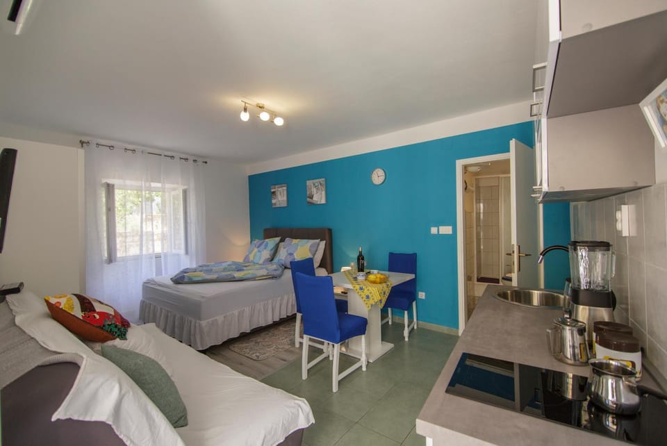 Bed, Kitchen or kitchenette, Living room, Photo of the whole room, Seating area