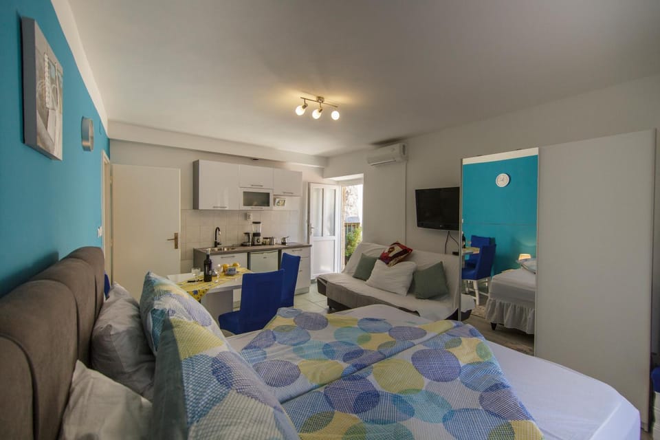 Bed, Living room, Photo of the whole room, Seating area, Dining area