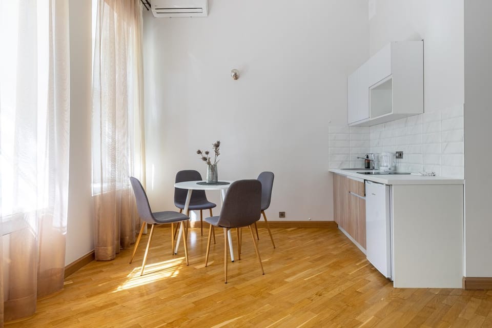 Kitchen or kitchenette, Dining area, air conditioner