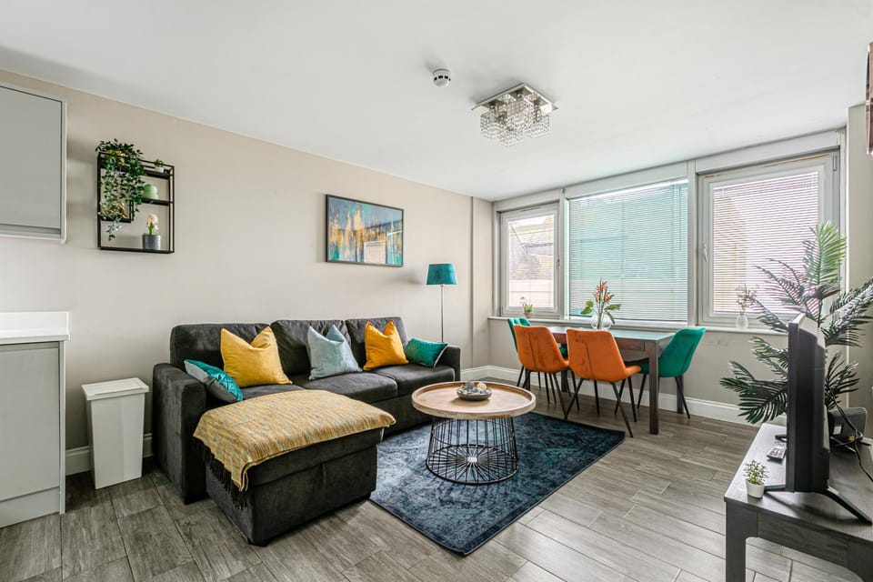 TV and multimedia, Living room, Seating area, Dining area, internet