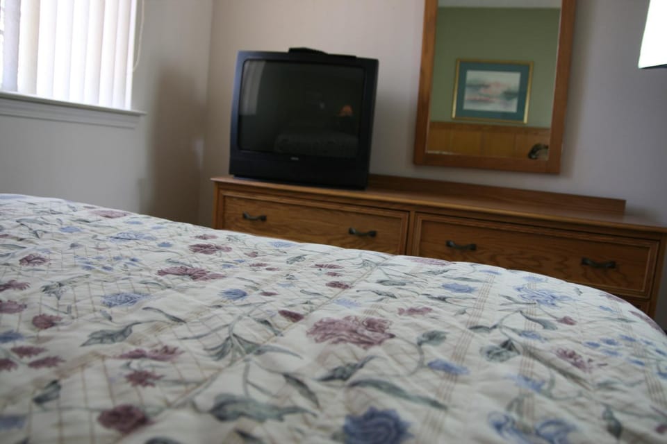 Bed, TV and multimedia, Bedroom