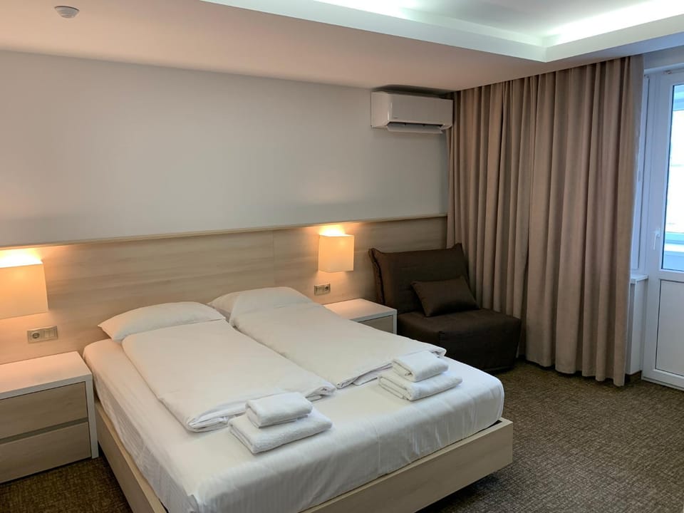 Toilet, Bed, Day, Neighbourhood, TV and multimedia, Seating area, Bedroom, On site, Garden view, bunk bed, Family
