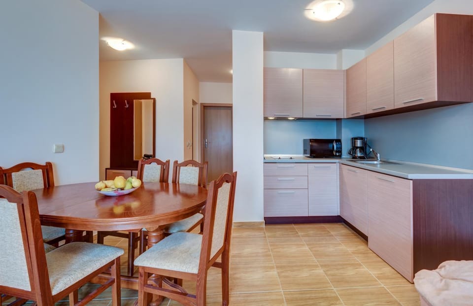 Coffee/tea facilities, Kitchen or kitchenette, Living room, Dining area