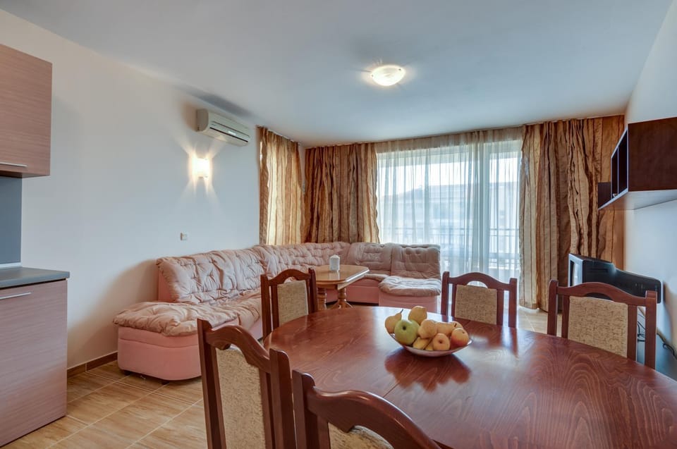 Kitchen or kitchenette, Living room, Seating area, Dining area