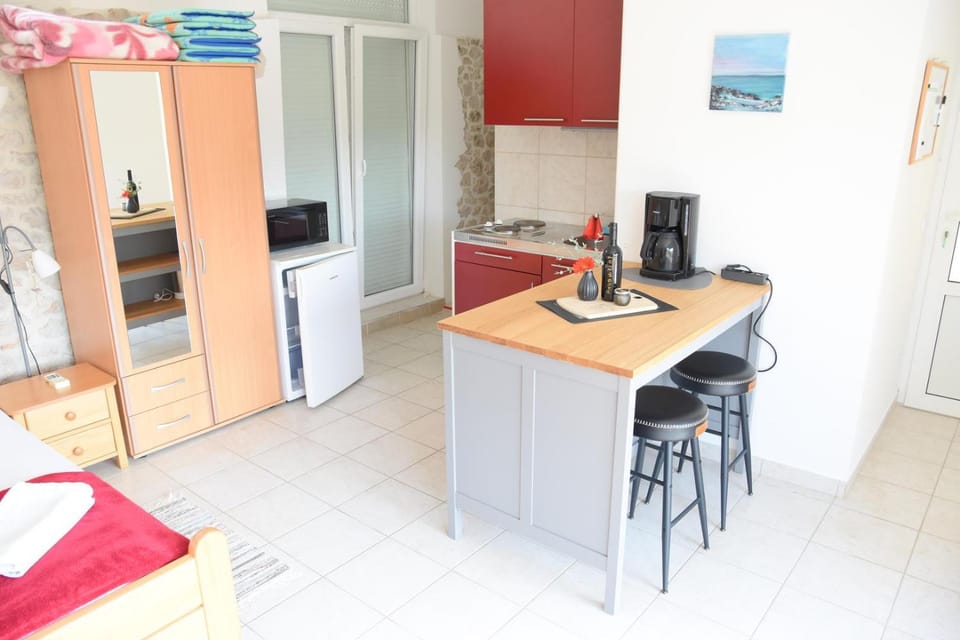 Photo of the whole room, Dining area, kitchen