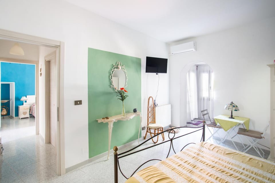 Bed, TV and multimedia, Photo of the whole room, Bedroom, air conditioner