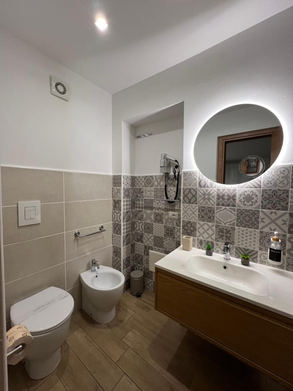 Shower, Toilet, Bathroom, bidet, towels