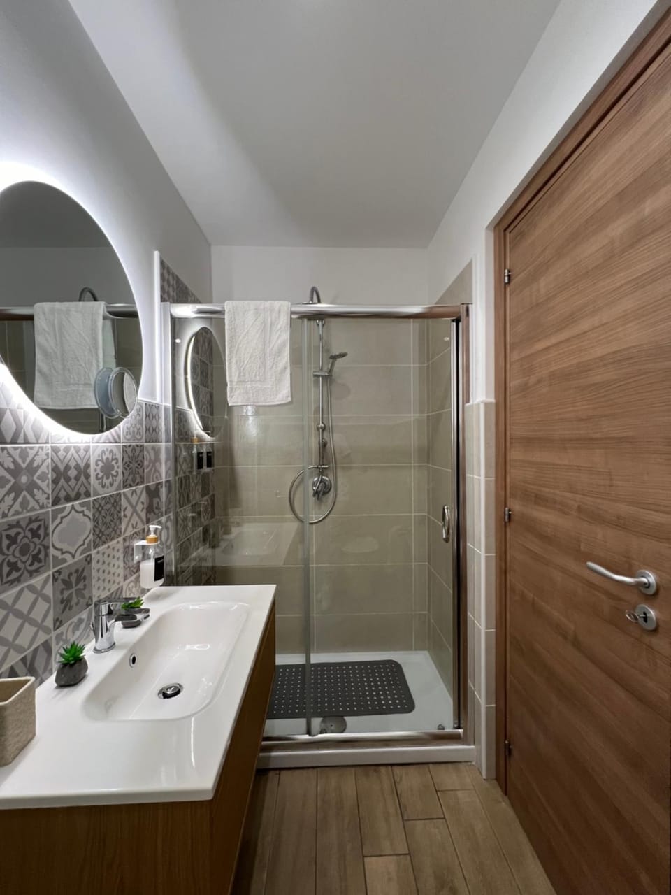 Shower, Bathroom, towels