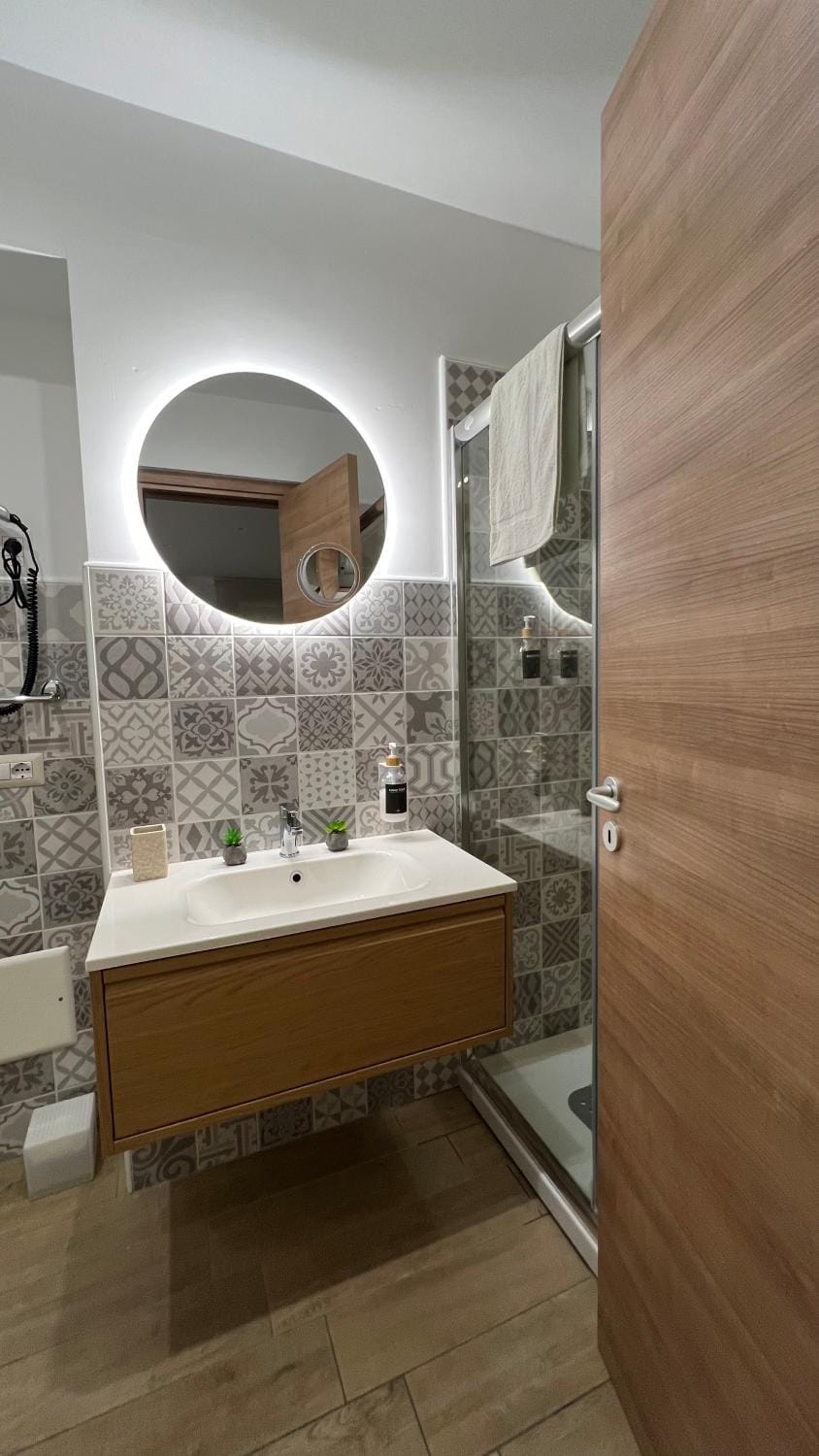 Shower, Bathroom, towels