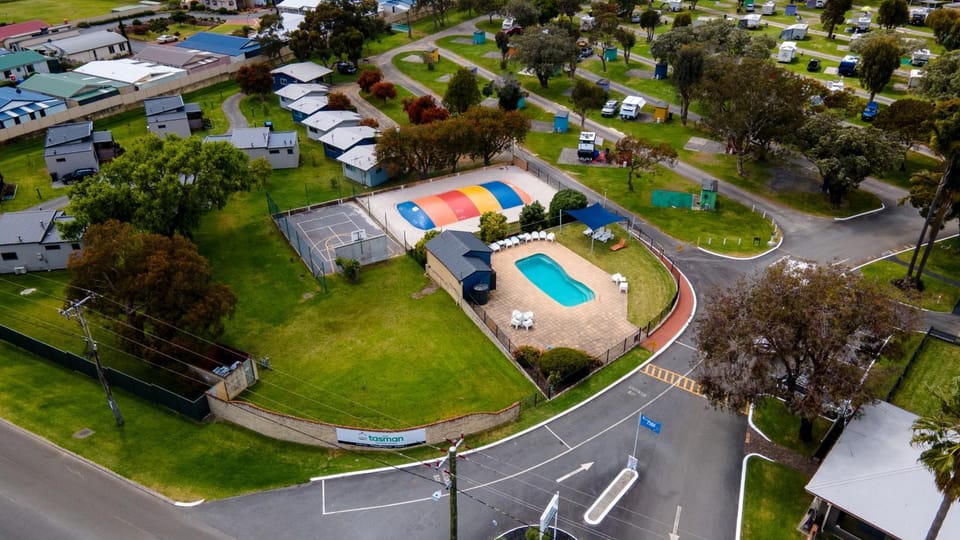 Tennis court, Street view, Swimming pool