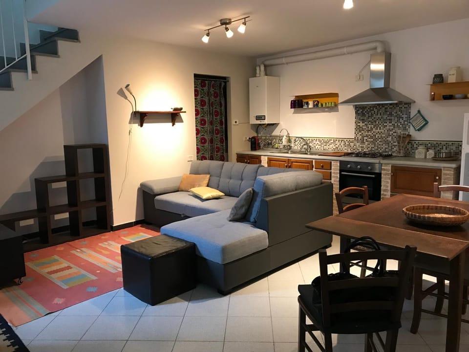 Living room, Dining area, stove