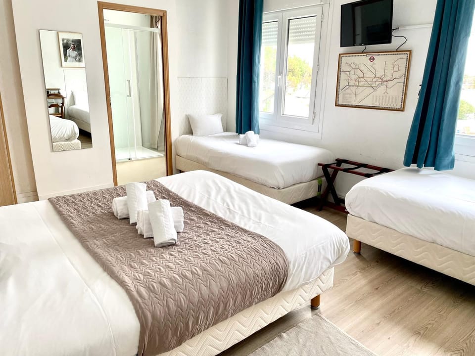 Bed, TV and multimedia, Photo of the whole room, Bedroom, towels