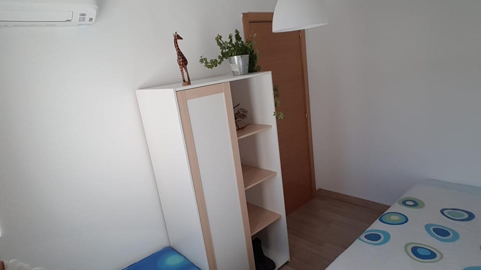 Bed, Bedroom, internet, air conditioner