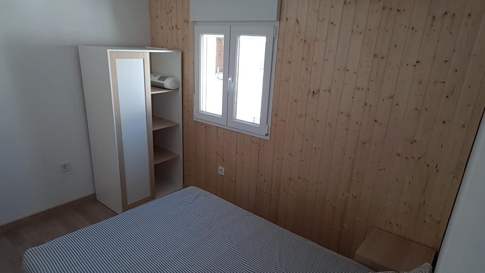 Photo of the whole room, Bedroom, wardrobe