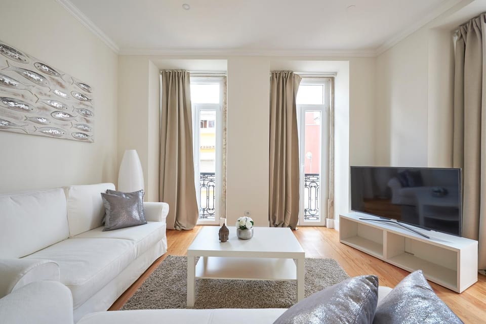 Communal lounge/ TV room, TV and multimedia, Balcony/Terrace, Living room, Decorative detail, Seating area, City view, Street view, internet