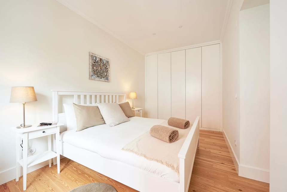 Bed, TV and multimedia, Photo of the whole room, Decorative detail, Bedroom, internet, wardrobe