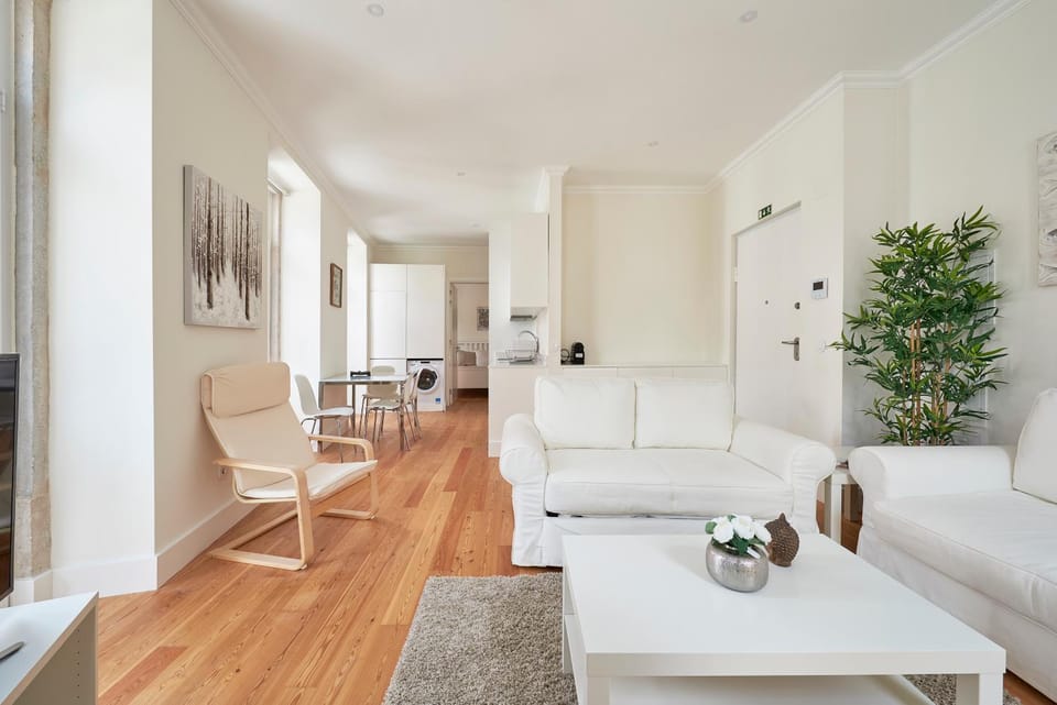 Communal lounge/ TV room, TV and multimedia, Balcony/Terrace, Kitchen or kitchenette, Living room, Decorative detail, Seating area, Dining area, internet