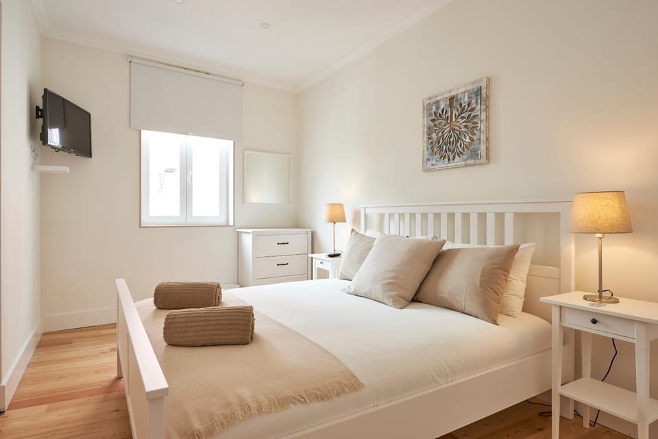 Bed, TV and multimedia, Photo of the whole room, Decorative detail, Bedroom, City view, Street view, internet, wardrobe