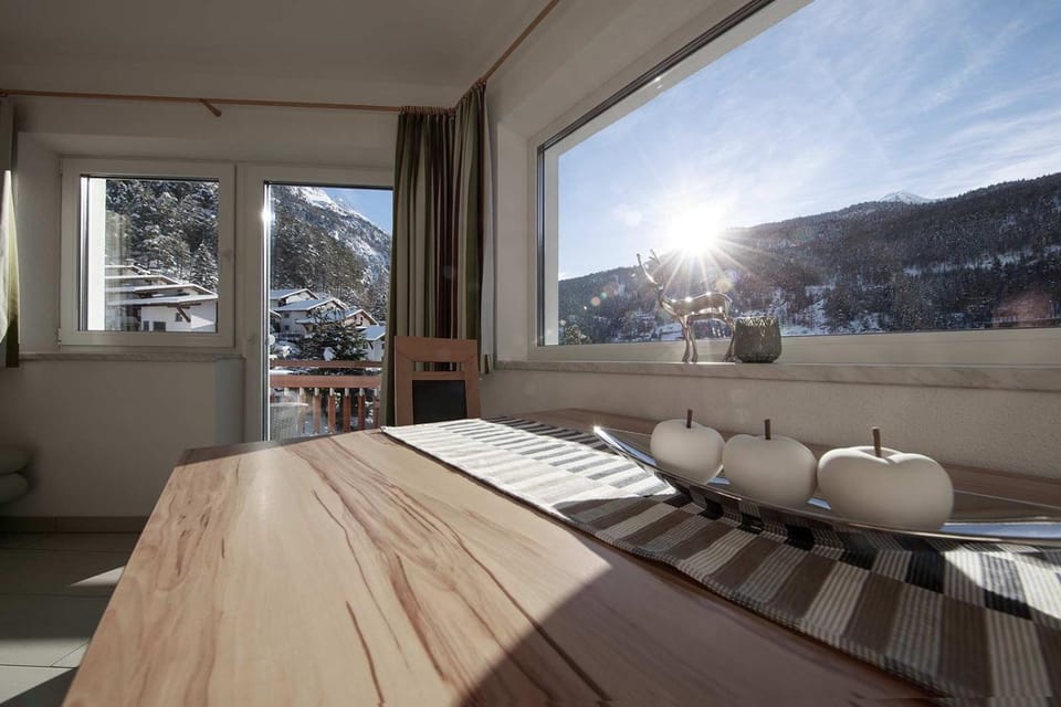 Dining area, Mountain view