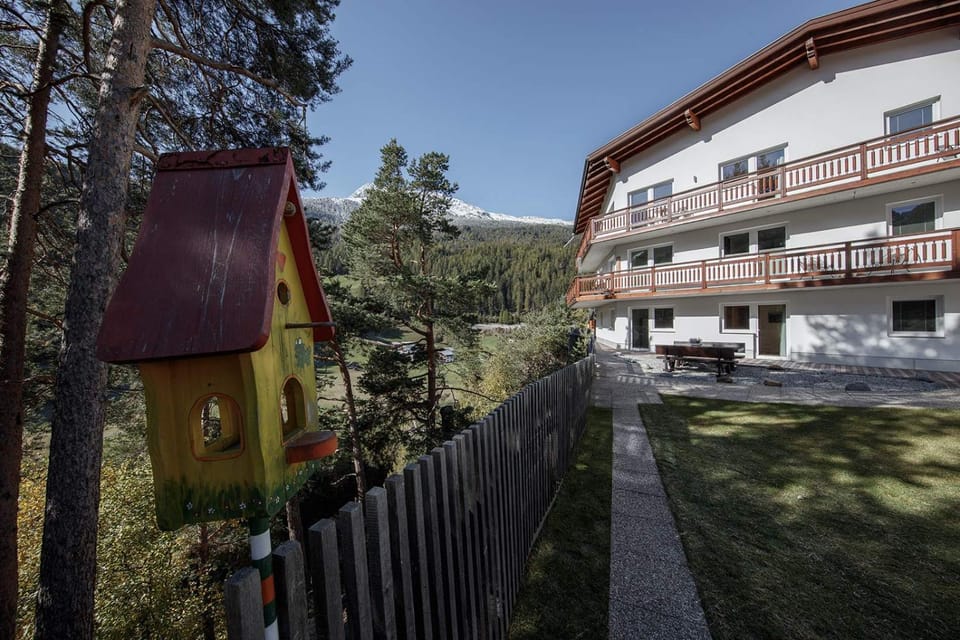 Property building, Facade/entrance, Garden, Autumn