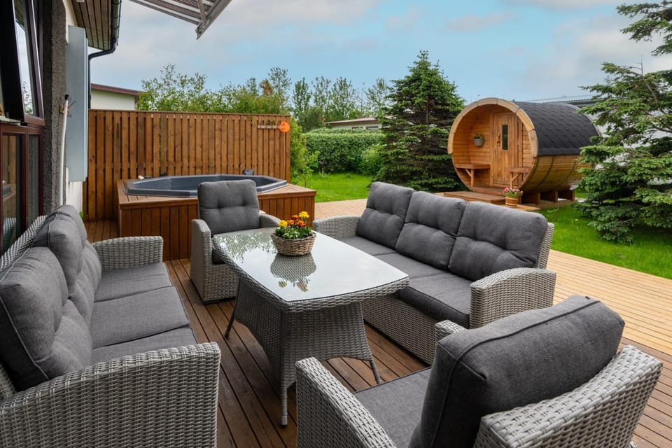 Túnfífill Guesthouse - Deluxe villa - free hot tub and sauna, cozy and quiet Apartment in Iceland
